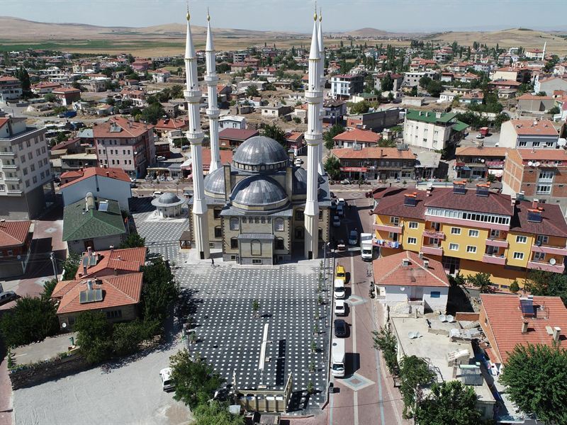 Acıgöl Merkez Camii ve ilçe merkezi, havadan