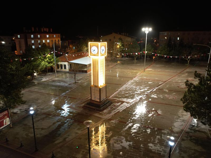 Acıgöl'de saat kulesi ve meydan