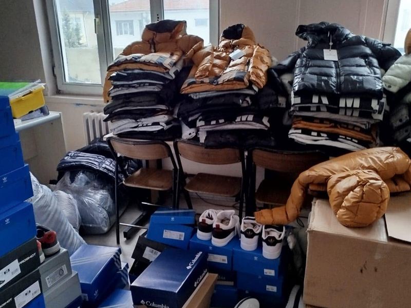 Okula teslim edilen giysi ve ayakkabı desteği