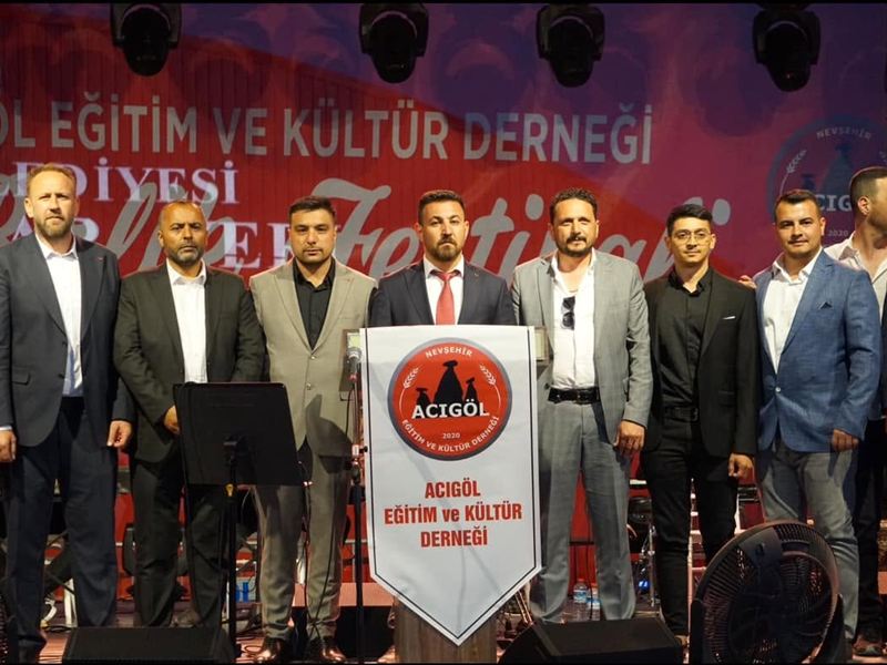 Festival sahnesinde derneğimizin pankartı ve yönetimimiz