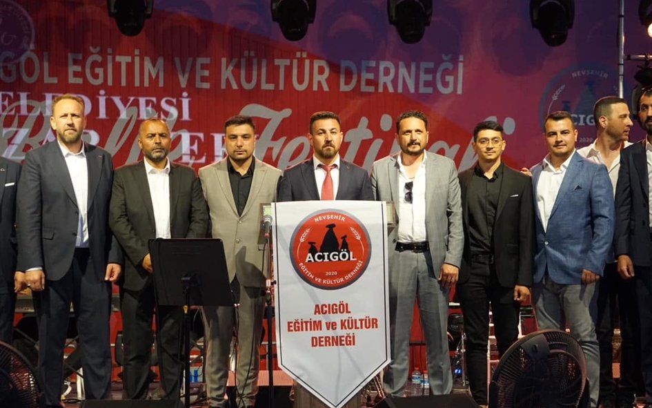 Festival sahnesinde derneğimizin pankartı ve yönetimimiz