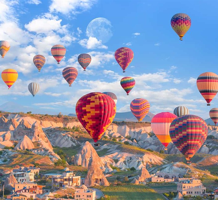 Kapadokya'da balonlar ve peribacaları